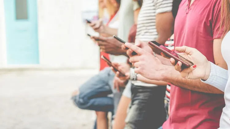 Mobile recruiting and online employee communities